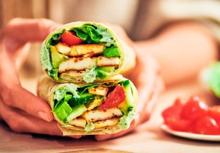 Συνταγή: Wrap με χαλούμι και χούμους