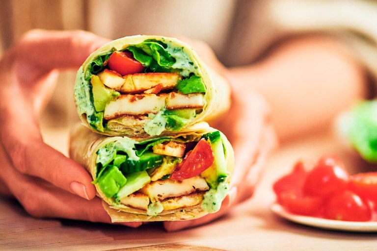 Συνταγή: Wrap με χαλούμι και χούμους