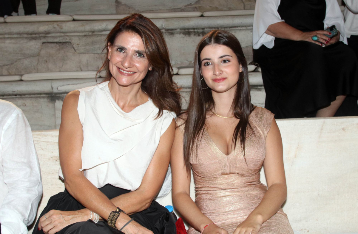 Η Τζωρτίνα Σερπιέρη με την κόρη της Μελίνα στην τελευταία συναυλία της Μαρινέλλας στο Ηρώδειο, στις 25 Σεπτεμβρίου του 2024