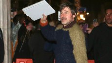 Το 24ωρο του Μπραντ Πιτ στην Αθήνα: Από την αποθέωση στην πλατεία Κοτζιά στα γυρίσματα στο δημαρχείο