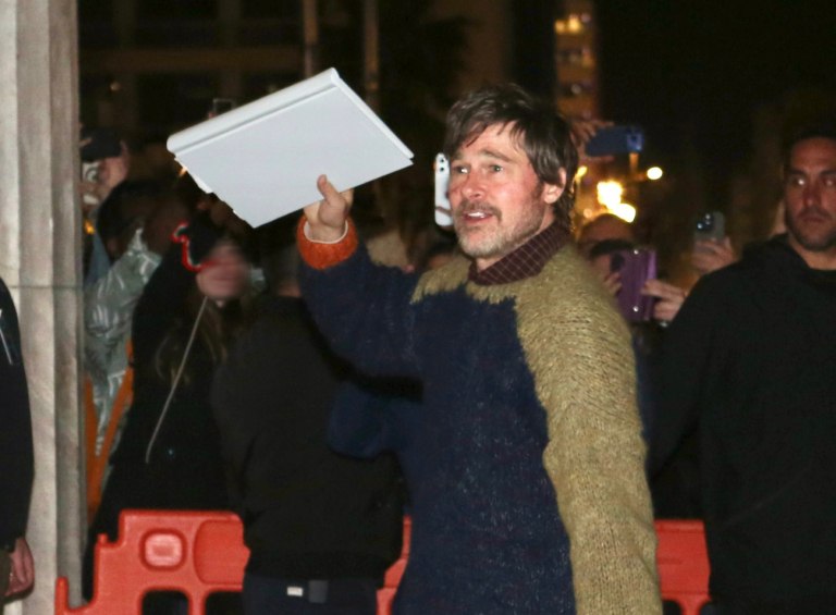 Το 24ωρο του Μπραντ Πιτ στην Αθήνα: Από την αποθέωση στην πλατεία Κοτζιά στα γυρίσματα στο δημαρχείο