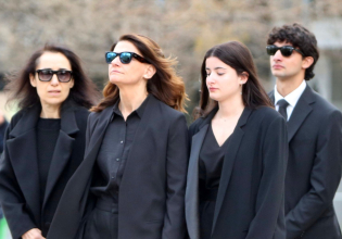 Μαρινέλλα: Συγκίνησαν η κόρη και τα εγγόνια της στο τελευταίο «αντίο»