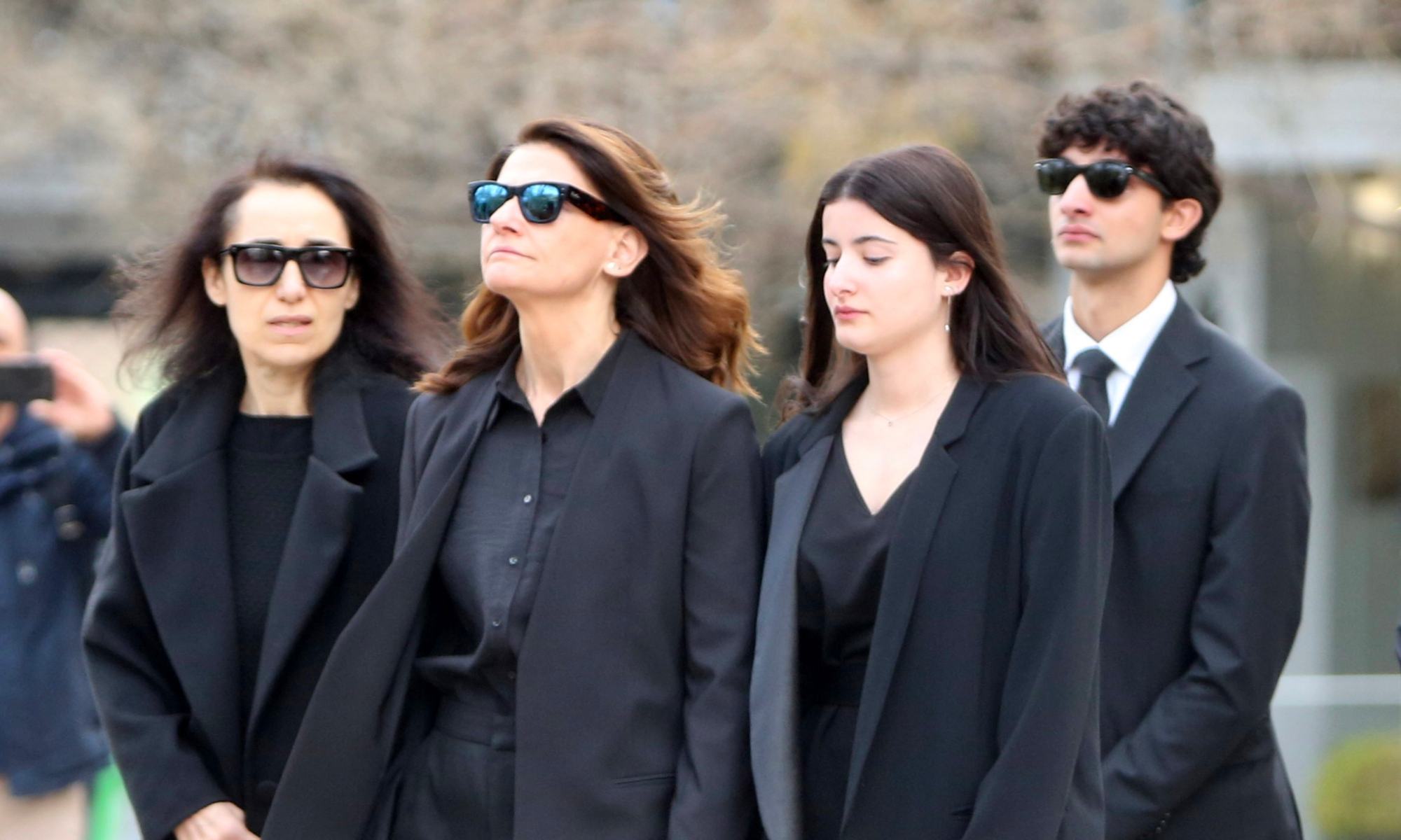 Μαρινέλλα: Συγκίνησαν η κόρη και τα εγγόνια της στο τελευταίο «αντίο»