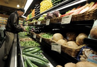 Πόλεμος με το Ιράν: Πώς μπορεί να αυξήσει τις τιμές στα ράφια των αμερικανικών καταστημάτων