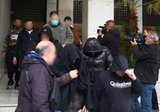 «Βάλτ’ τα όλα σε θυρίδα», «δύο μαγαζιά είναι σε εικονική εταιρεία» – Οι διάλογοι του κυκλώματος με τις απάτες στον ΕΦΚΑ