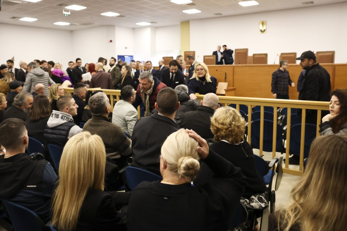 Τέμπη: Οργή των συγγενών για το χάος – Ασφυξία και καταγγελίες για την αίθουσα των 1,6 εκατ.