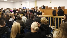 Τέμπη: Οργή των συγγενών για το χάος – Ασφυξία και καταγγελίες για την αίθουσα των 1,6 εκατ.