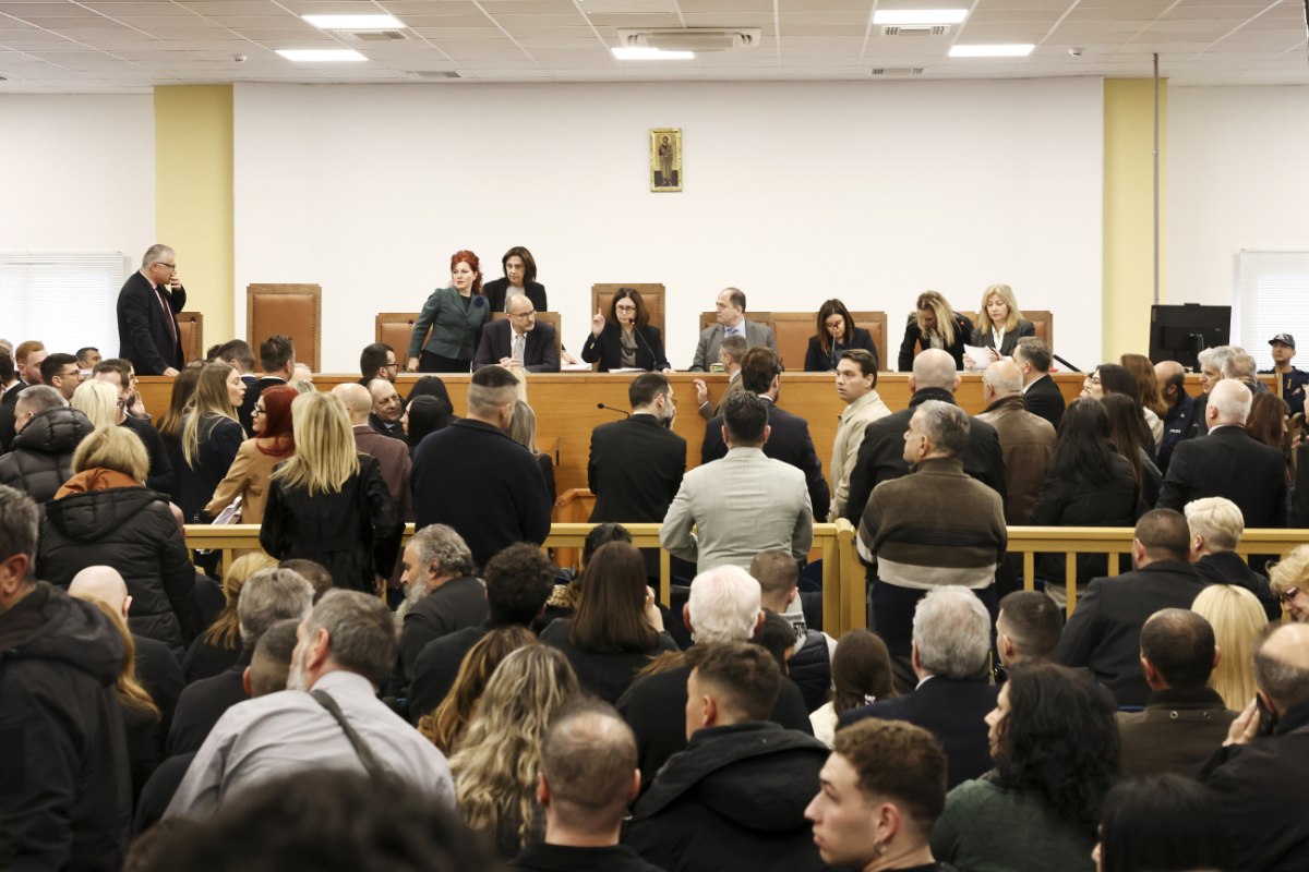 Τέμπη: Δικαιολογίες και διευκρινίσεις Φλωρίδη για τις εικόνες ντροπής στην αίθουσα για τη δίκη