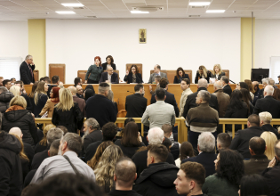 ΕΣΗΕΑ: Οποιαδήποτε σκέψη για εξοβελισμό των δημοσιογράφων από τη δίκη των Τεμπών είναι παρεμπόδιση του έργου τους