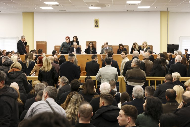 Τέμπη: Οργή για τις συνθήκες διεξαγωγής της δίκης – Τι λένε συγγενείς θυμάτων και δικηγόροι