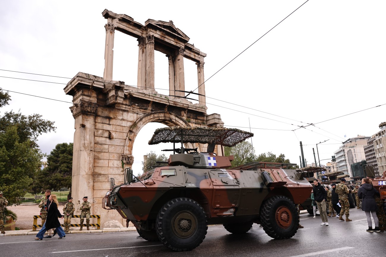 εικόνα που δείχνει τεθωρακισμένο όχημα έξω από τους στύλους του Ολυμπίου Διός 