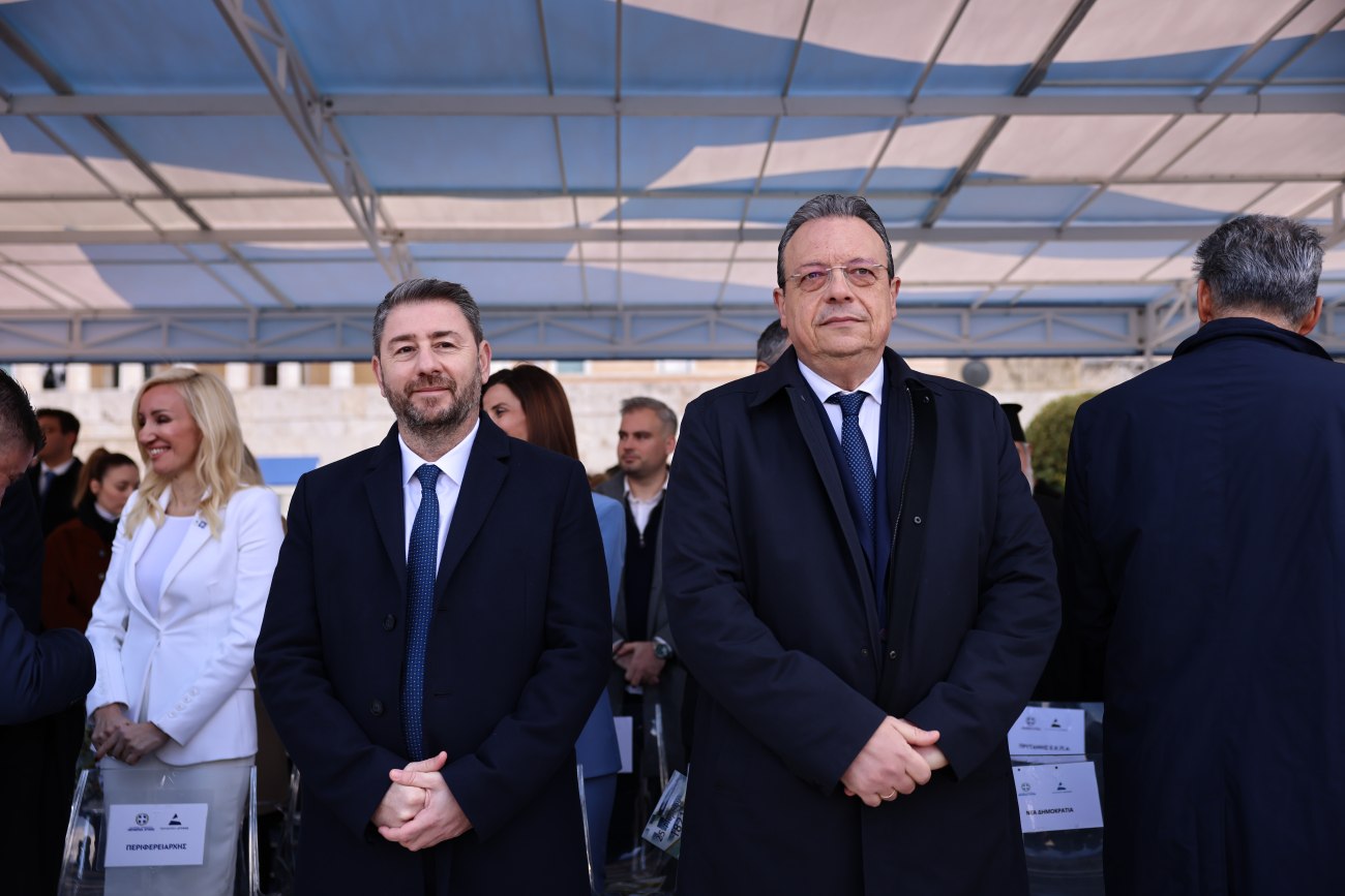 εικόνα που δείχνει αριστερά τον πρόεδρο του ΠΑΣΟΚ, Νίκο Ανδρουλάκη, και δεξιά τον πρόεδρο του ΣΥΡΙΖΑ, Σωκράτη Φάμελλο