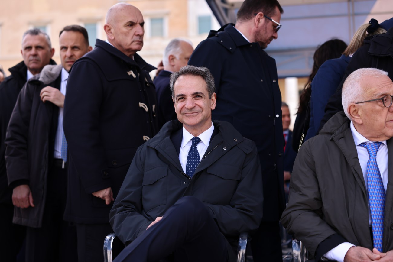 εικόνα που δείχνει τον πρωθυπουργό Κυριάκο Μητσοτάκη και δίπλα του τον πρόεδρο της Βουλής, Νικήτα Κακλαμάνη