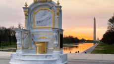 Τι γυρεύει μια χρυσή τουαλέτα στο κέντρο της Ουάσινγκτον;