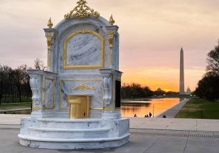 Τι γυρεύει μια χρυσή τουαλέτα στο κέντρο της Ουάσινγκτον;