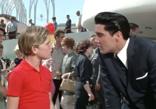 Ο Κερτ Ράσελ αναγκάστηκε κάποτε να κλωτσήσει δυνατά τον Έλβις Πρίσλεϊ για τις ανάγκες μιας ταινίας