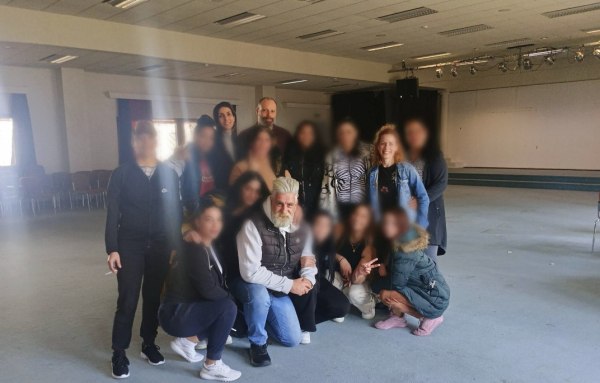 Ο Γιώργος Λάνθιμος βρέθηκε στα Σχολεία Γυναικείων Φυλακών Ελεώνα – Όχι στο στίγμα, ναι στην έκφραση