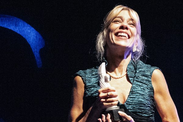 «Linda» με την Μυρτώ Αλικάκη: Από την Ομάδα Νάμα στο θέατρο Επί Κολωνώ