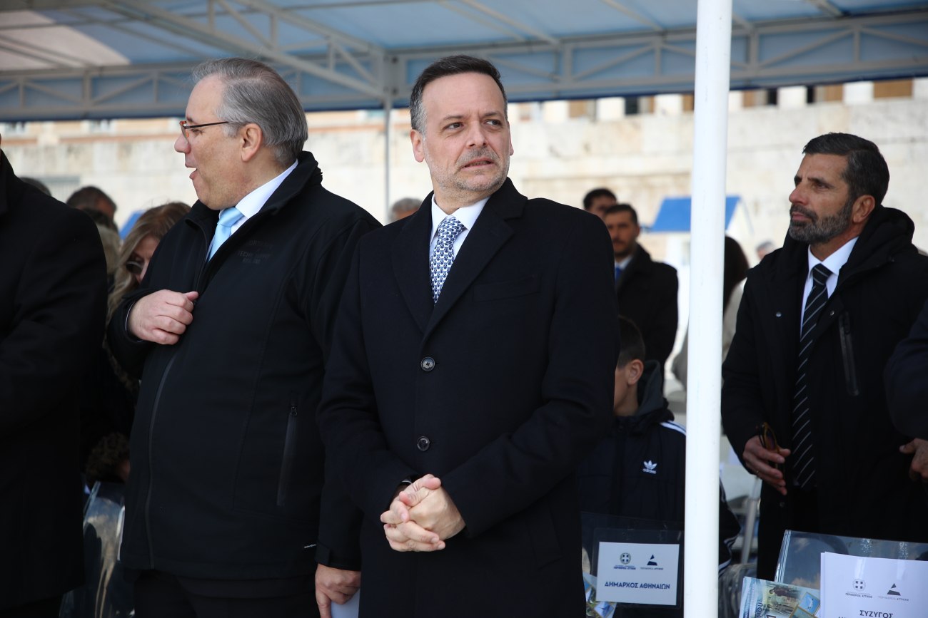 εικόνα που δείχνει τον δήμαρχο Αθηναίων, Χάρη Δούκα