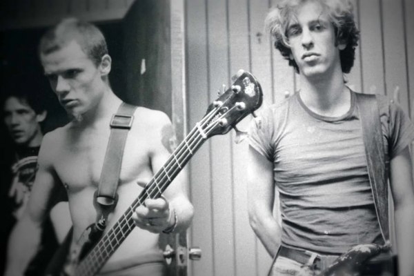 Οι Red Hot Chili Peppers ανοίγουν την καρδιά τους για τον Hillel Slovak