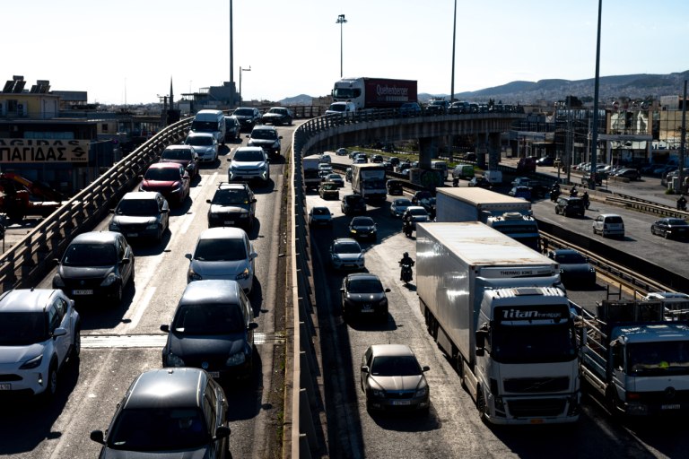 Κίνηση: Χαμηλές ταχύτητες στον Κηφισό – Πού αλλού υπάρχουν προβλήματα