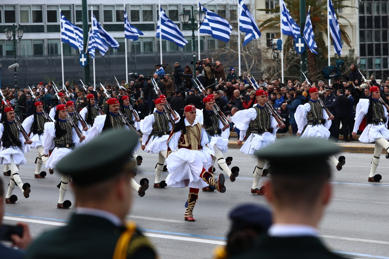 Εικόνα που δείχνει εύζωνες να παρελαύνουν