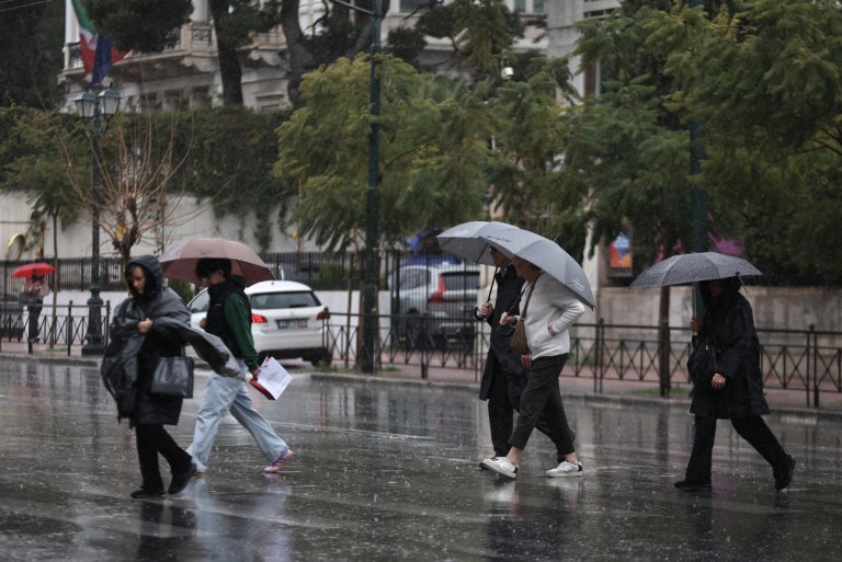 Βροχές, πτώση της θερμοκρασίας και σκόνη σήμερα