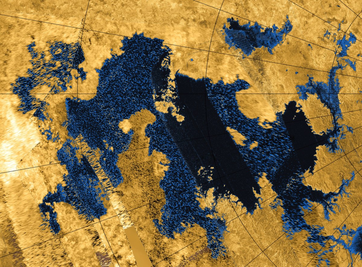 Το Kraken Mare, η μεγαλύτερη θάλασσα του Τιτάνα, σε εικόνα από το ραντάρ της αποστολής Cassini to 2013. Είναι λίγο  μεγαλύτερη από την Κασπία στη Γη (NASA / JPL-Caltech / Agenzia Spaziale Italiana / USGS )