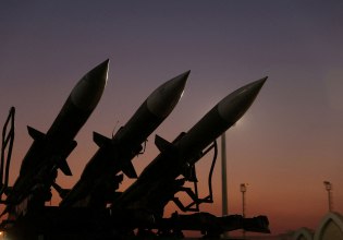 Ο φόβος και οι σειρήνες πολέμου δεν θα καλύψουν τις φωνές για τις λαμογιές και τις υποκλοπές