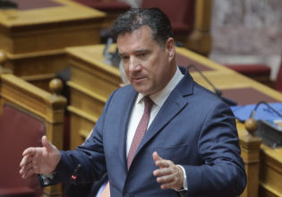 Ο Αδωνις Γεωργιάδης το 2022 απειλούσε με μηνύσεις για τις υποκλοπές, τώρα μιλά για κανονικότητα και «παραδραματοποίηση» του θέματος