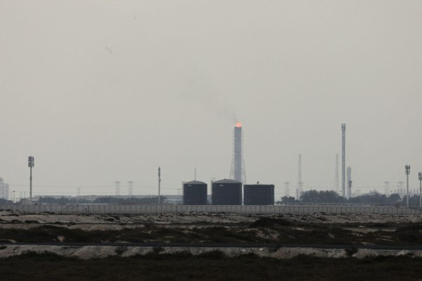 Μέση Ανατολή: Ποιες χώρες διακόπτουν διυλιστήρια και παραγωγή LNG  λόγω του πολέμου