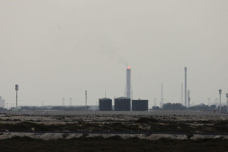 Μέση Ανατολή: Ποιες χώρες διακόπτουν διυλιστήρια και παραγωγή LNG  λόγω του πολέμου