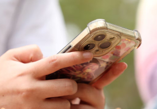 Ελβετία: Υπέρ της θέσπισης αυστηρότερων κανόνων για τη χρήση των social media από ανήλικους