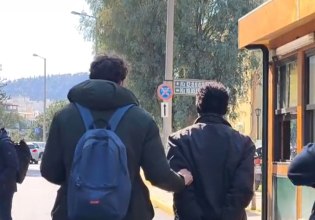 Προφυλακιστέος ο Σουδανός με τις χειροβομβίδες στη ΓΑΔΑ – «Ήθελα να τις παραδώσω» ισχυρίστηκε