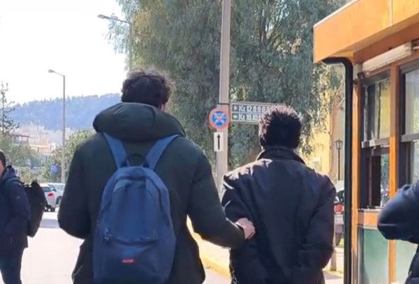 Προφυλακιστέος ο Σουδανός με τις χειροβομβίδες στη ΓΑΔΑ – «Ήθελα να τις παραδώσω» ισχυρίστηκε