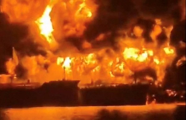 Δεξαμενόπλοιο αμερικανικών συμφερόντων χτυπήθηκε από μη επανδρωμένα πλοία γεμάτα εκρηκτικά