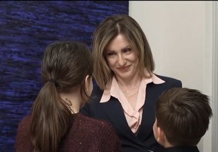 Τι λέει στο in η δικηγόρος που γέννησε πρόωρα και δεν της αναγνωρίστηκε ανωτέρα βία