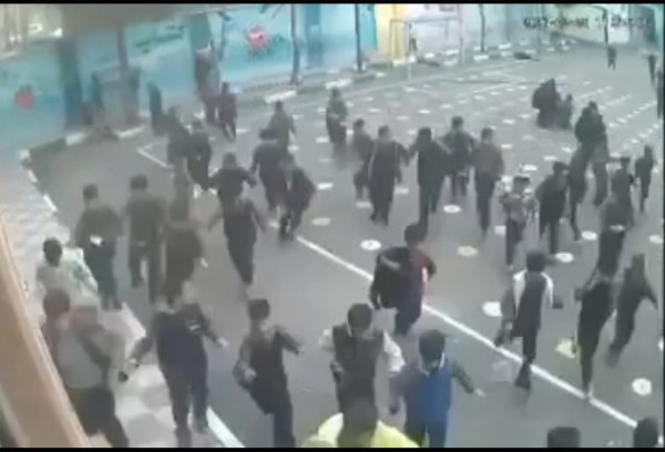 Ιράν: Η στιγμή αμερικανοϊσραηλινής επίθεσης κοντά σε σχολείο αρρένων – Ένα παιδί σκοτώθηκε [βίντεο]