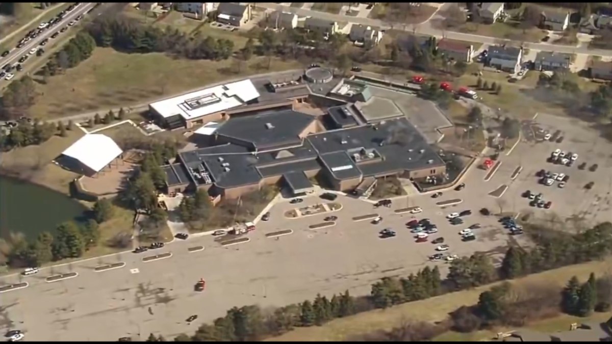 Πυροβολισμοί σε συναγωγή στο Μίσιγκαν μετά από πρόσκρουση αυτοκινήτου πάνω στο κτήριο