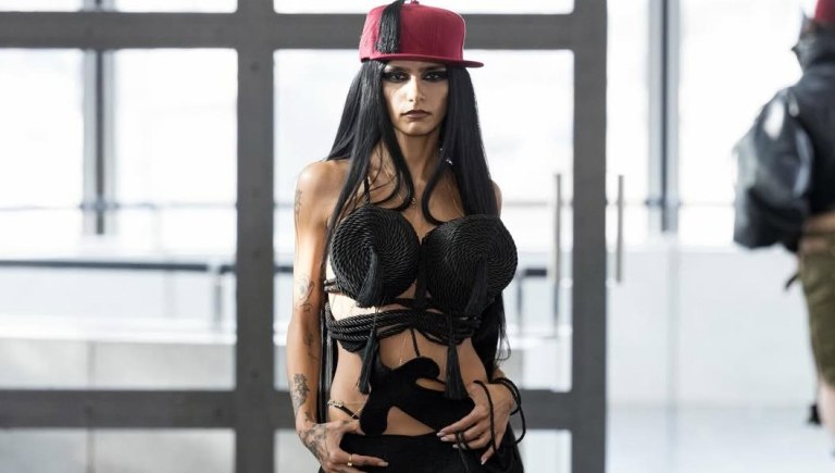 Η Mia Khalifa επιστρέφει στην πασαρέλα για την Εβδομάδα Μόδας του Παρισιού φορώντας ρούχα παλαιστινιακής καταγωγής