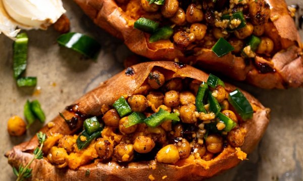 Συνταγή: Γλυκοπατάτες γεμιστές με ρεβύθια