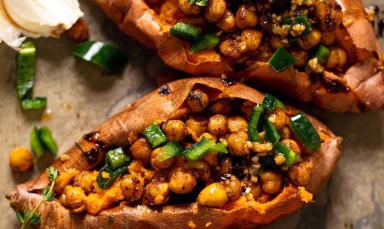 Συνταγή: Γλυκοπατάτες γεμιστές με ρεβύθια