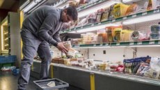 Vouchers τροφίμων: Ποιοι είναι οι δικαιούχοι – Πώς εξαργυρώνονται τα νέα κουπόνια στήριξης