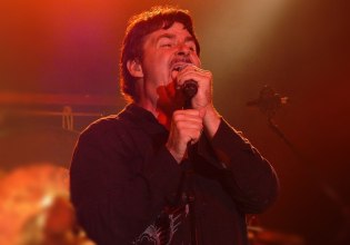 Τόμι ΝτεΚάρλο: Έχασε τη μάχη με τον καρκίνο στον εγκέφαλο ο τραγουδιστής των Boston