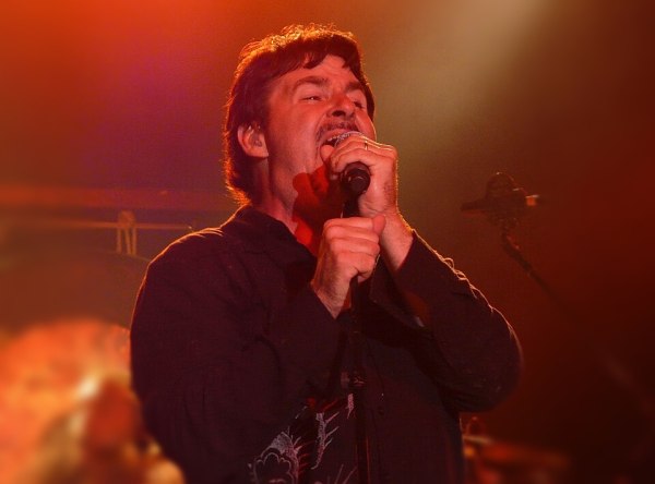 Τόμι ΝτεΚάρλο: Έχασε τη μάχη με τον καρκίνο στον εγκέφαλο ο τραγουδιστής των Boston