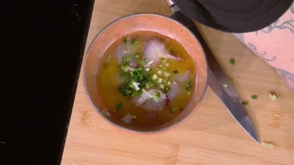 Συνταγή: Λαβράκι καρπάτσιο με μους αβοκάντο