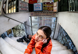 Η Έλενα Λεώνη σπάει τα στερεότυπα και παρουσιάζει το τραγούδι «Βαριέμαι Πολύ»!