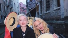 Μαντόνα και Τζούλια Γκάρνερ αναβιώνουν το «Like a Virgin» στη Βενετία