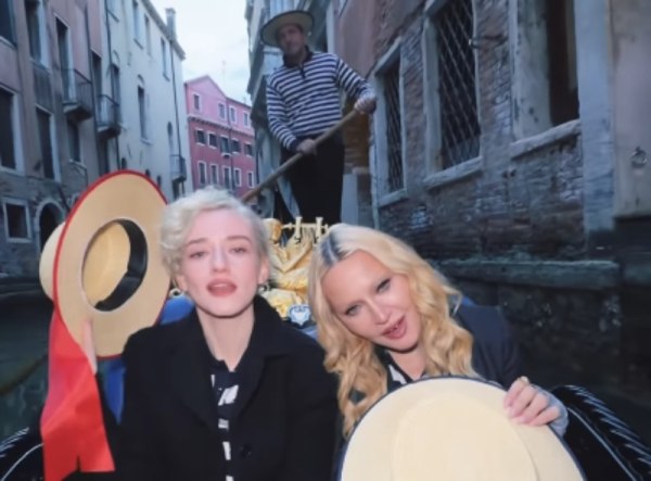 Μαντόνα και Τζούλια Γκάρνερ αναβιώνουν το «Like a Virgin» στη Βενετία