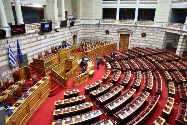 Βουλή: Ανησυχία για τις εξελίξεις με Ιράν – Να διασφαλιστεί ότι η χώρα δεν θα εμπλακεί, λέει η αντιπολίτευση